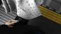 （第三者・犯人・戦利品の三点セット:PVピンク迷彩パンティ編）ガラガラの駅で超ミニスカートの女子大生（？）の真後ろに陣取って地面にカバンを置いた怪しいオヤジを見ていたら、絶対に盗撮している