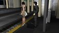 （第三者・犯人・戦利品の三点セット:PVノーパン編）ガラガラの駅で超ミニスカートの女子大生（？）の真後ろに陣取って地面にカバンを置いた怪しいオヤジを見ていたら、絶対に盗撮している