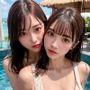 リゾートホテルのプールで遊ぶ巨乳女子大生2人。