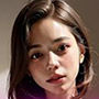 ベッドの上の少女 1