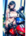 淫乱バイク好きの不倫美熟女たち タンクからの振動でエクスタシー 画像1