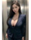 エレベーターで巨乳の女上司と二人きり 画像1
