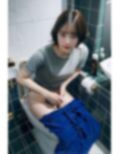 美女のトイレシーン 画像1
