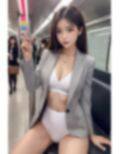 乗車中の秘めたる美: 電車の美女たちの魅力 画像2