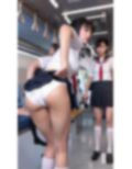 電車内で堂々とエロい行為をスマホ撮影するセーラー女子 画像2