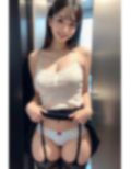 エレベーターでいきなりパンツ 画像1
