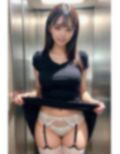 エレベーターでいきなりパンツ 画像3