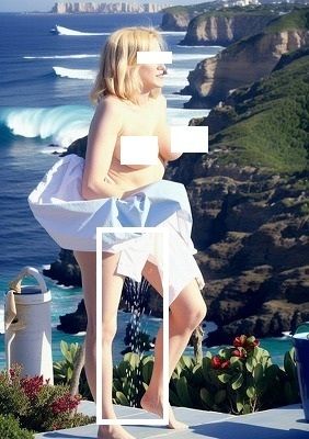 サンプル画像2:失禁写真アート:控えめなお漏らし、金髪、海と崖の風景、開放感のある高台での失禁。(EROISM‘s OPP-AI) [d_557278]