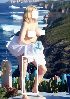 サンプル画像4:失禁写真アート:控えめなお漏らし、金髪、海と崖の風景、開放感のある高台での失禁。(EROISM‘s OPP-AI) [d_557278]