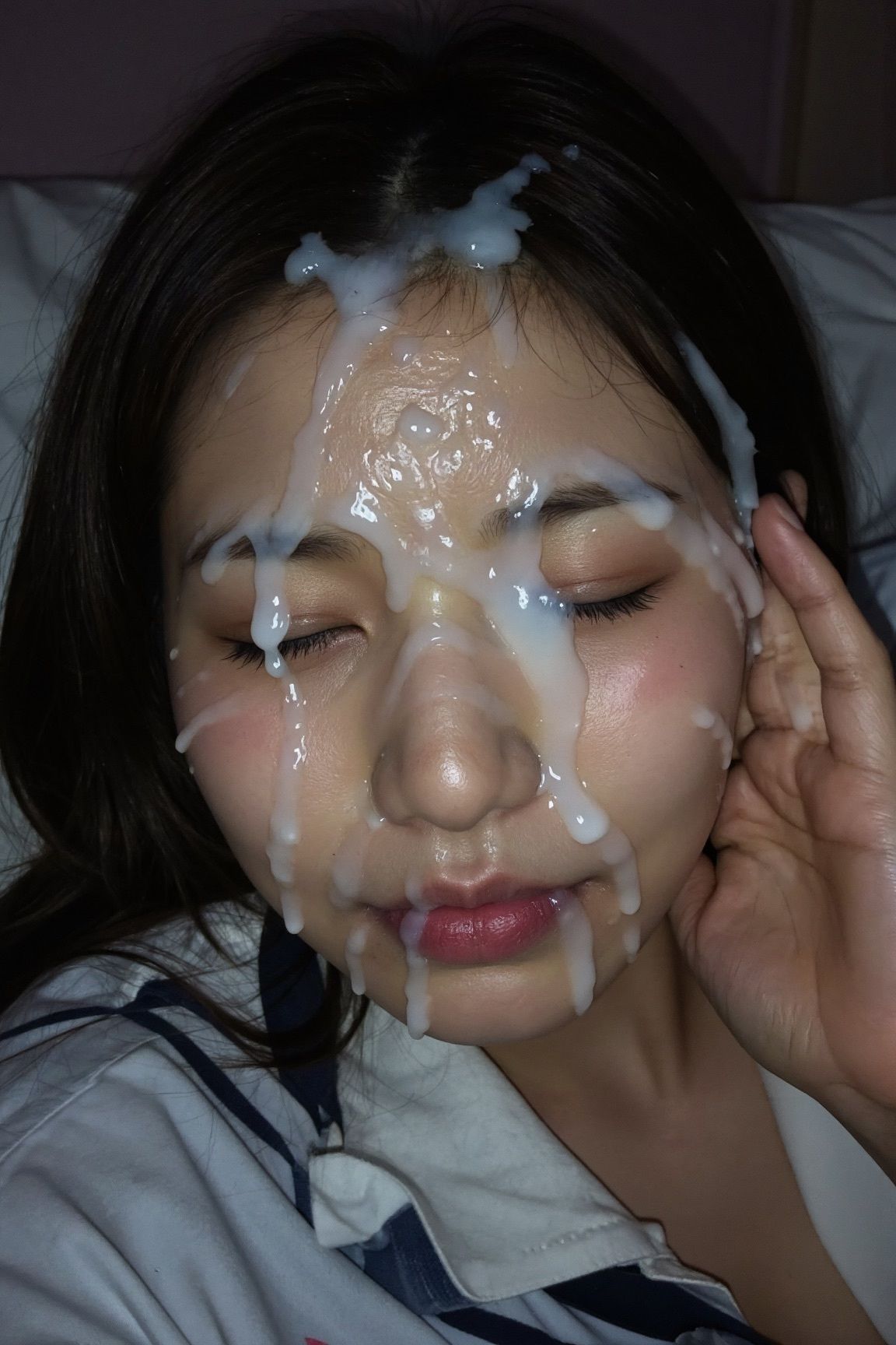 寝てるJKの顔面にザーメンぶっかけ! 画像1