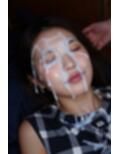 寝てるお姉さんの顔面にザーメンぶっかけ！