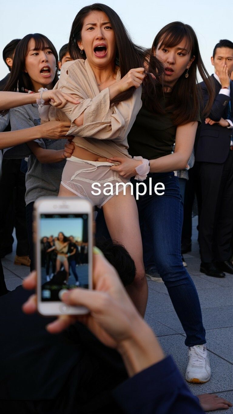 サンプル画像3:公開羞恥！路上で脱がされちゃう人妻さんたち(リアルでおバカな羞恥シチュエーション製作所) [d_606904]