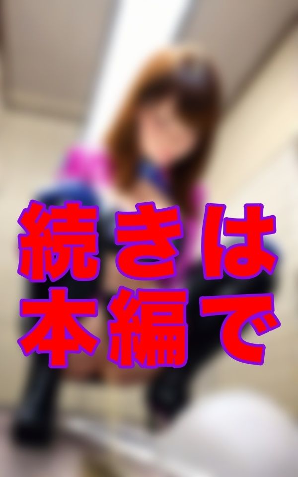 サンプル画像1:レースの合間、仮設トイレでレンズが捉えた、もうひとつの本番。彼女の音も響いていた──裏ピットに響く放尿盗撮(ゼウス) [d_612331]