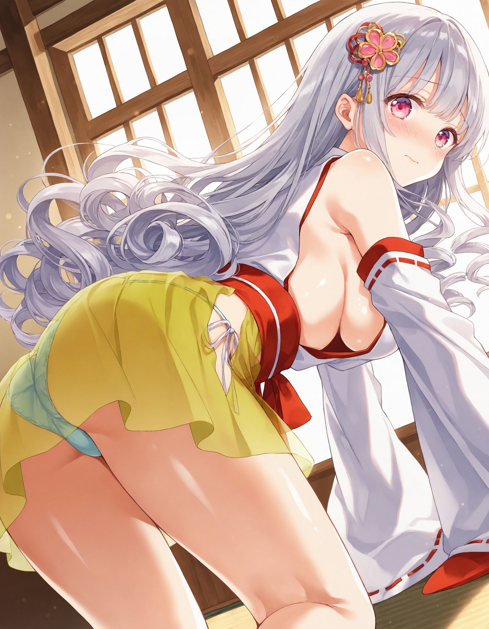 巫女コスで四つん這いパンチラ2