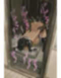 窓の向こうで