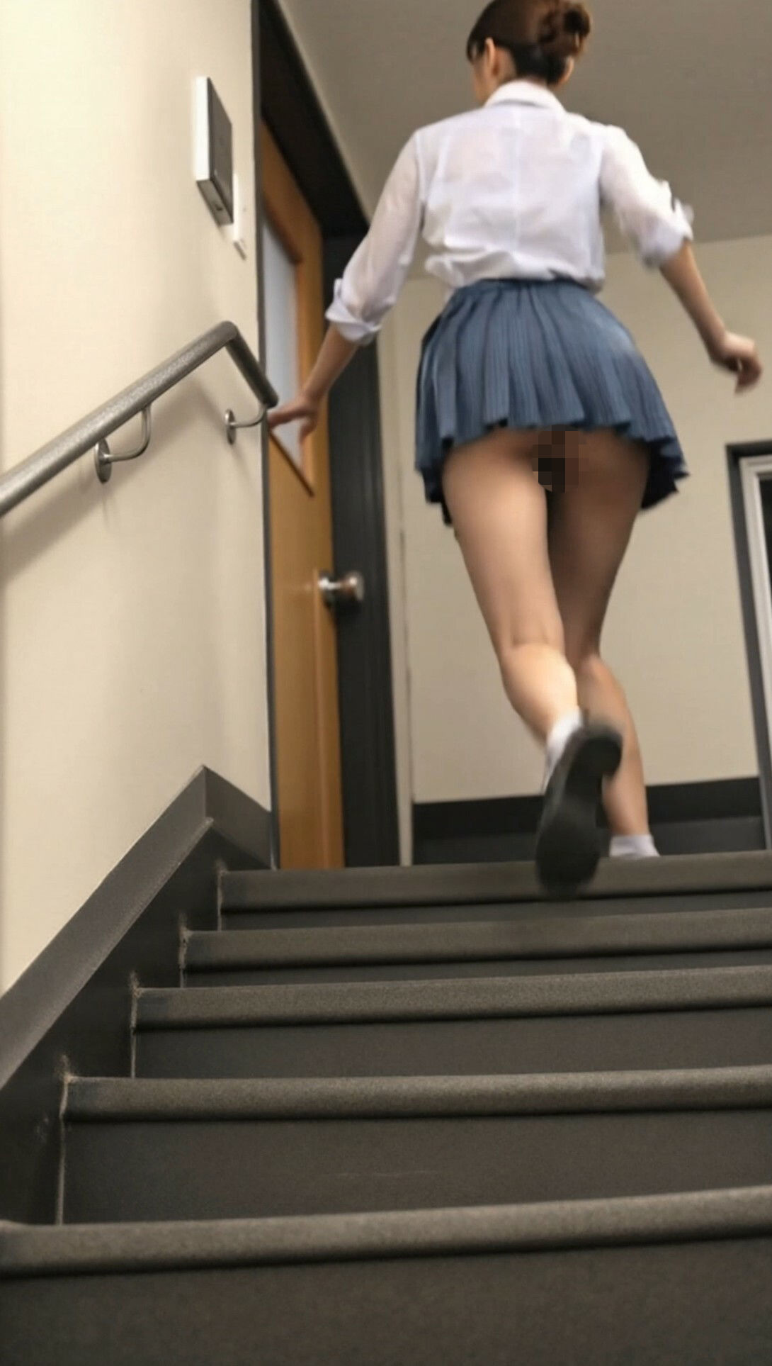 サンプル画像5:青チェックスカートのJKの動画(AI Library) [d_693156]