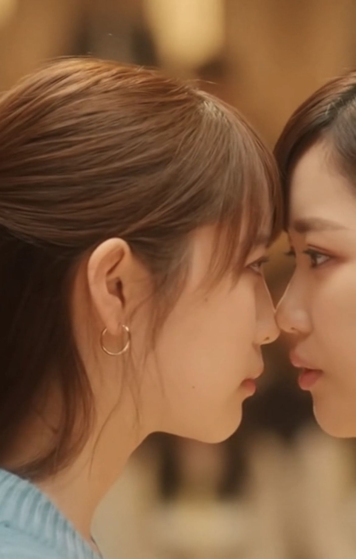 相手の顔より自分の顔の方が可愛いと証明するために自分の方に顔を引き寄せぶつけ合うふたり。 画像3