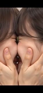 【続】相手の顔より自分の顔の方が可愛いと証明するために自分の方に顔を引き寄せぶつけ合うふたり。 画像1