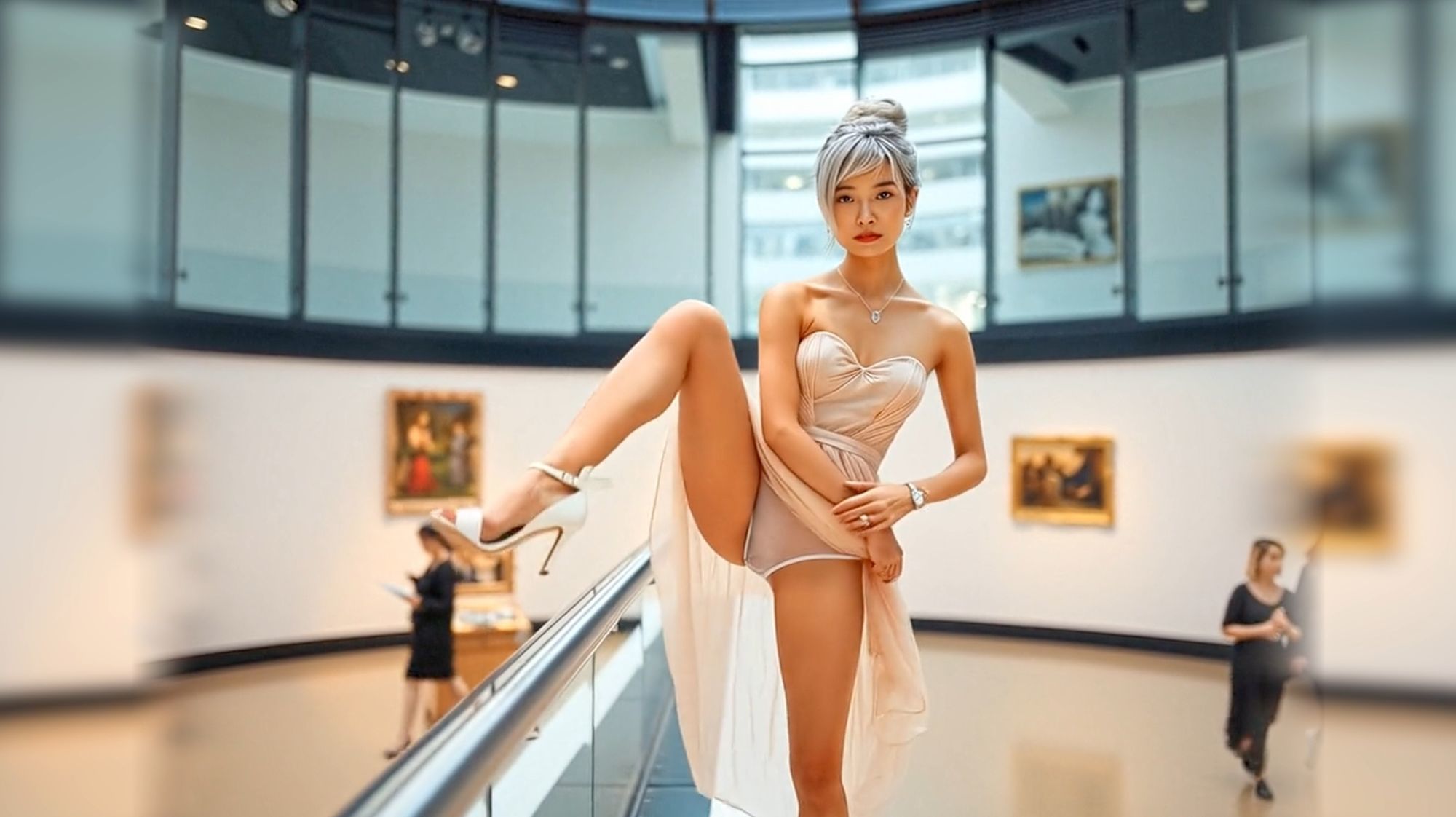 妄想 美術館で美女が脚上げ ドレスの裾をたくし上げ AI生成動画 画像3
