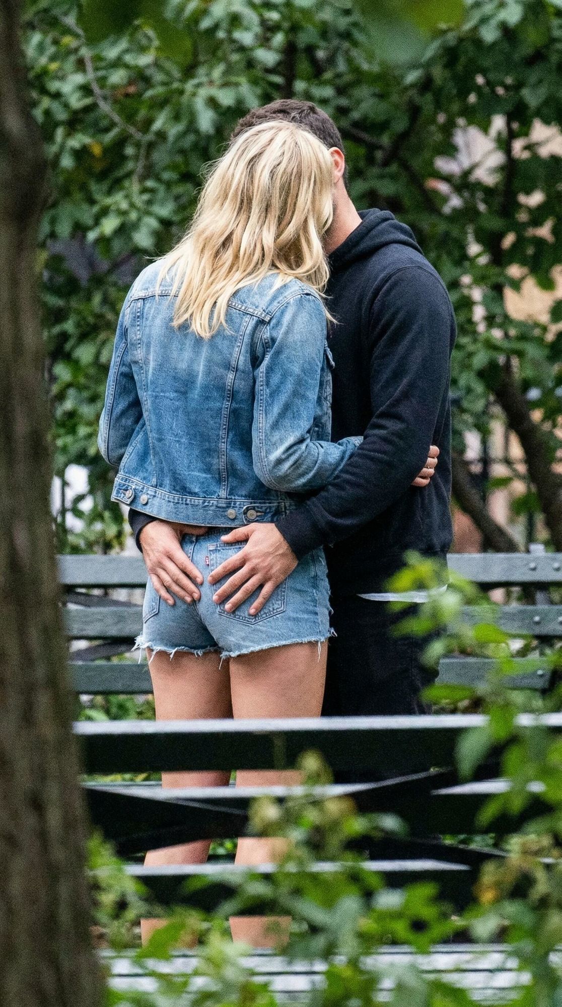 サンプル画像2:海外のセフレ事情(AI Library) [d_705859]