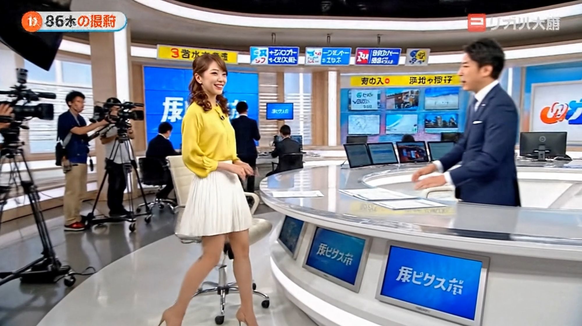 妄想 女子アナ本番中におっぱい見せちゃった AI生成動画 画像1