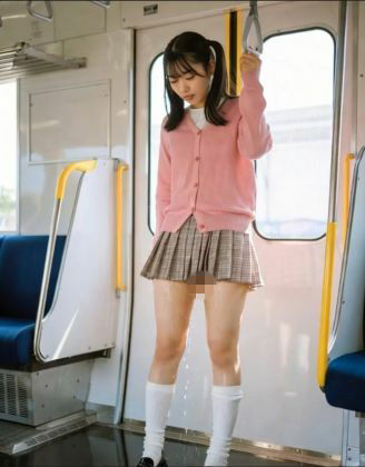 通学中の電車でおもらし（ピンクカーディガン）リアルバージョン 画像1