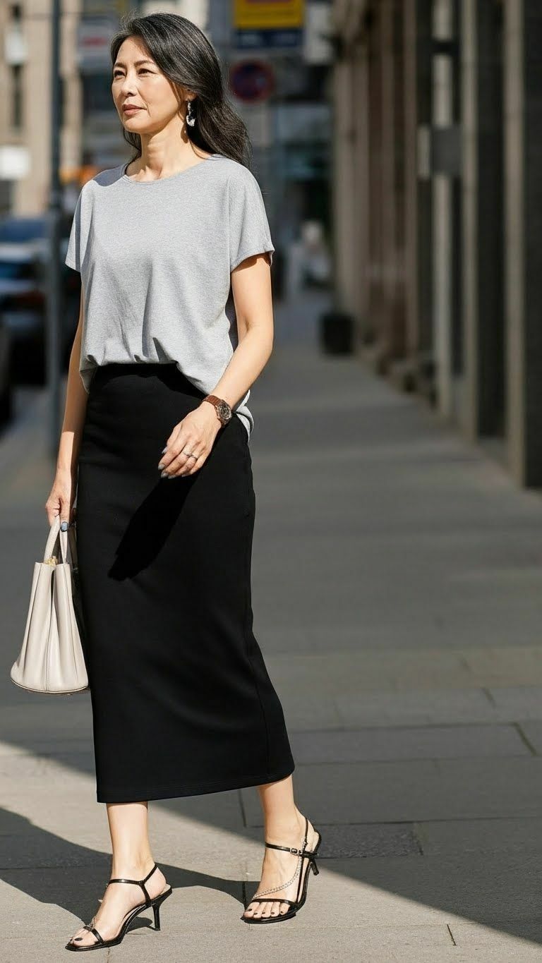 サンプル画像4:【コンビニの真面目そうなパート熟女、第一話】実は隠れ巨乳のムッツリスケベの貪欲オンナだった(AIアートグラビア) [d_715232]