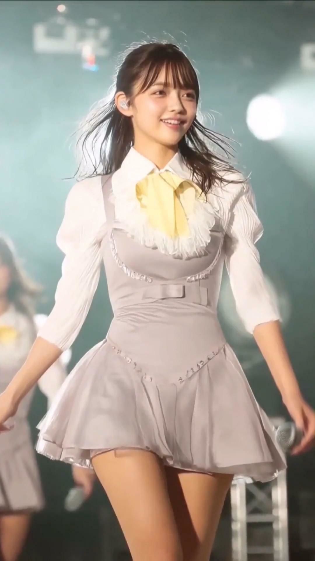 【エロ漫画】実写系！アイドルが脱ぐ動画43