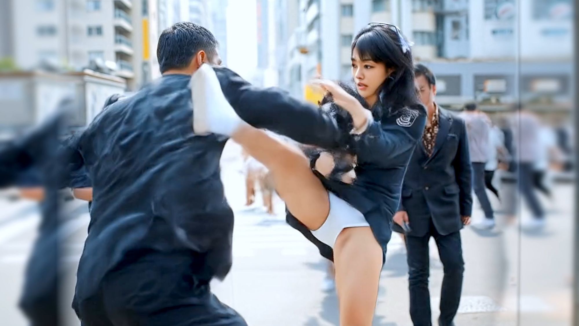 妄想 ミニスカポリス ミニスカでキックしたら、そうなります AI生成動画 サンプル4