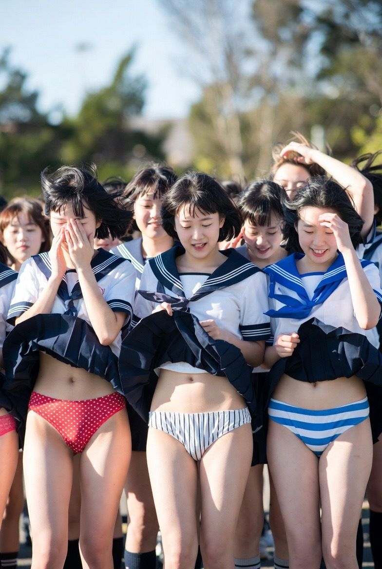 サンプル画像2:制服パンチラ  強風  全30枚(フェチ画像) [d_722647]