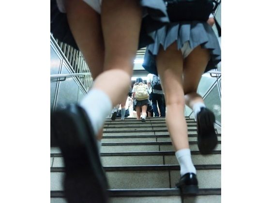 【盗撮450枚】駅で狙われたJK 現役女子校生のパンティ