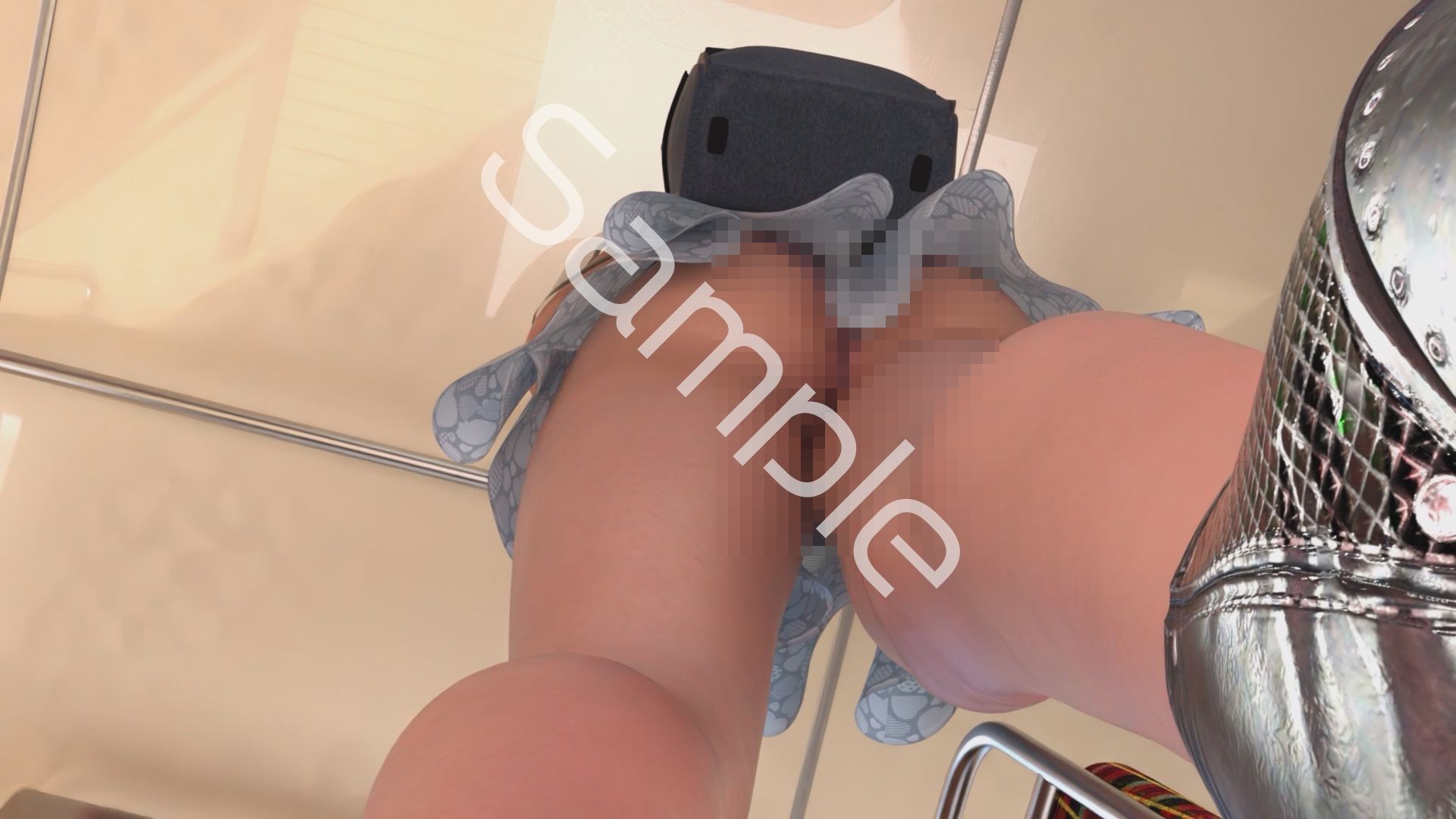 一ノ瀬廻里・私服登校日の通学途中のバス内でスカート内逆さ撮り盗撮の被害に遭う:PV16（サテン地ピンク豹柄のフルバックパンティ） 画像1