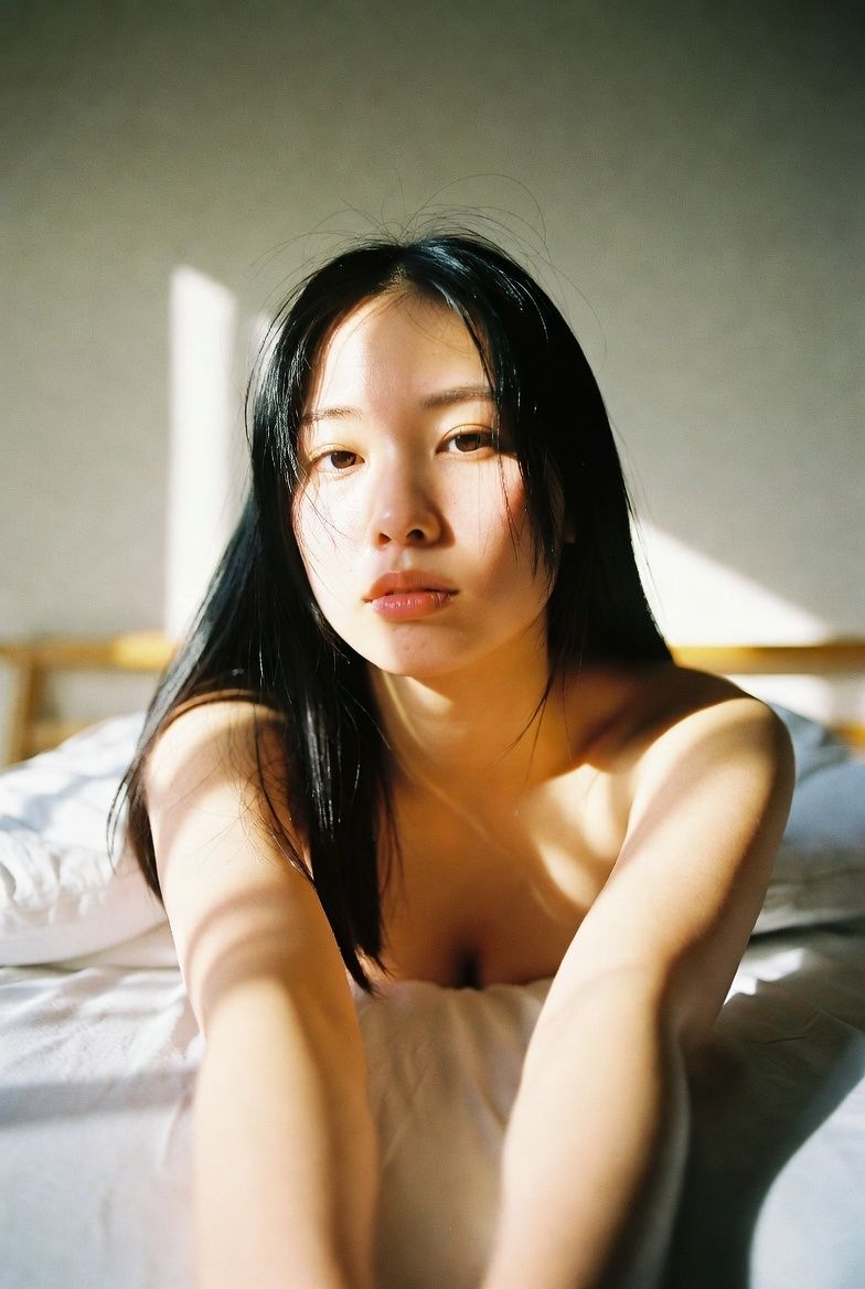 ベッドでくつろぐ裸の美女｜AIグラビア写真集61枚_0