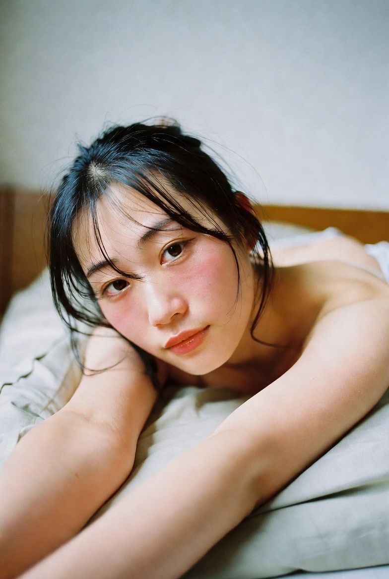 ベッドでくつろぐ裸の美女｜AIグラビア写真集61枚_1