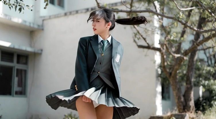 【神アングル】目の前で見える…制服コスのリアルパンチラ集 画像2