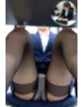 無防備OLのデスク下パンティ