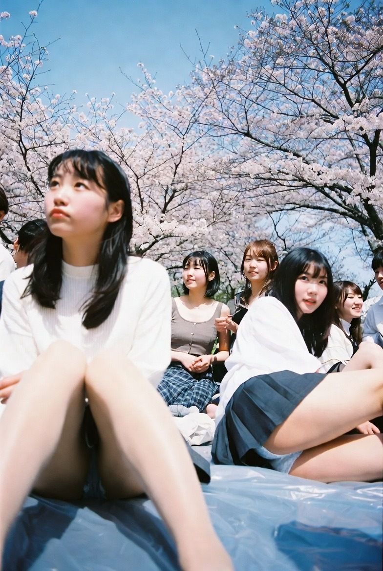 NAI-002 公園お花見美脚覗き 〜AI美女の無防備な脚線美と桜の下で〜 画像5