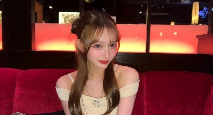【キャバ嬢33人】いきなり服を脱いでガニ股腰振り変態ダンス【周りも唖然!!】 画像2