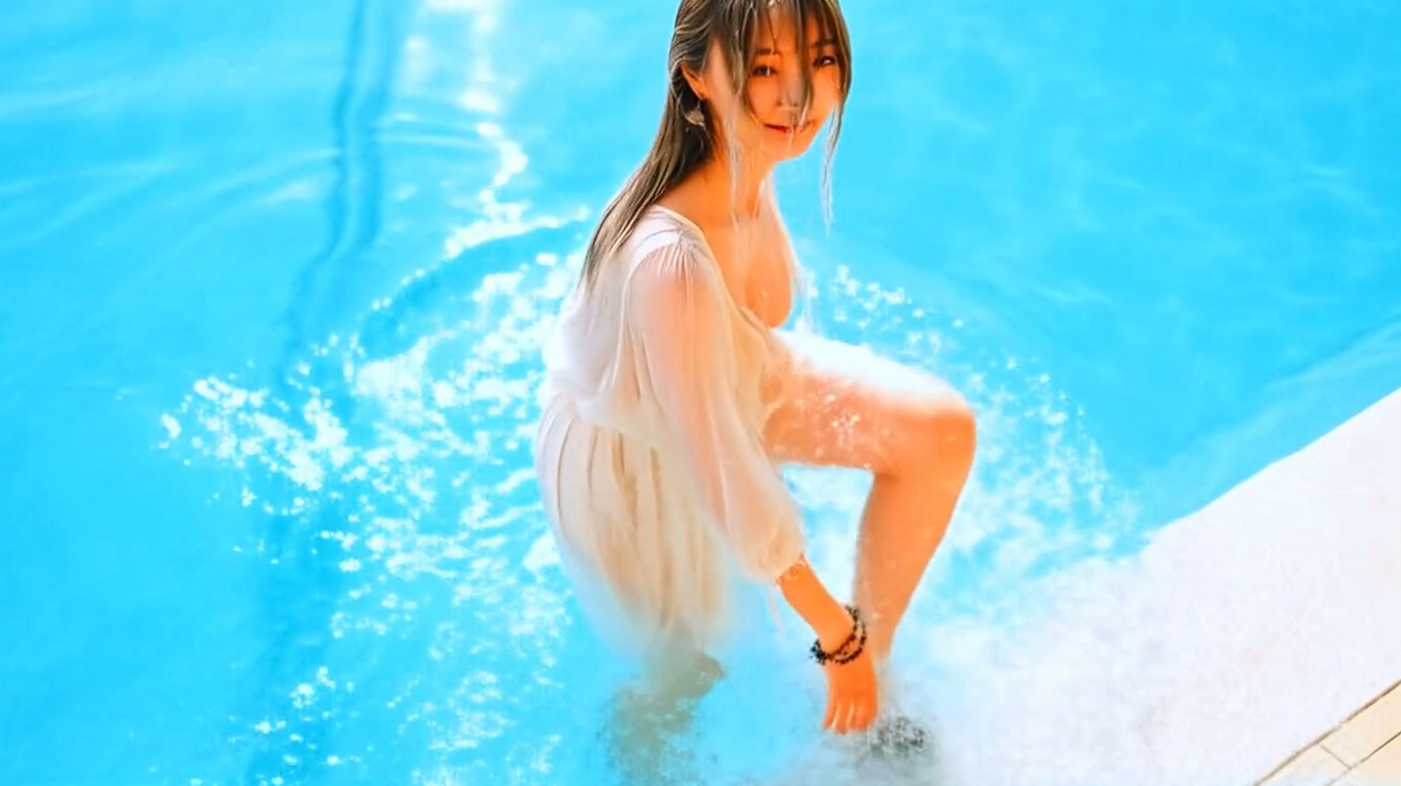 妄想22 着衣で水に入ると透けて見えます AI生成動画 サンプル8
