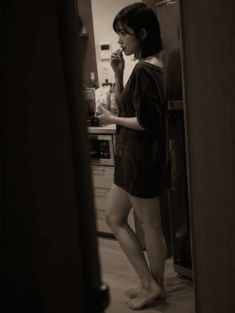 【AIグラビア】「ダメだよ？」と言いながら視線で誘う…ベッドの上の無防備なひなちゃん 60P サンプル4