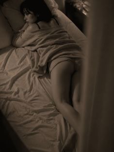 【AIグラビア】「ダメだよ？」と言いながら視線で誘う…ベッドの上の無防備なひなちゃん 60P サンプル8