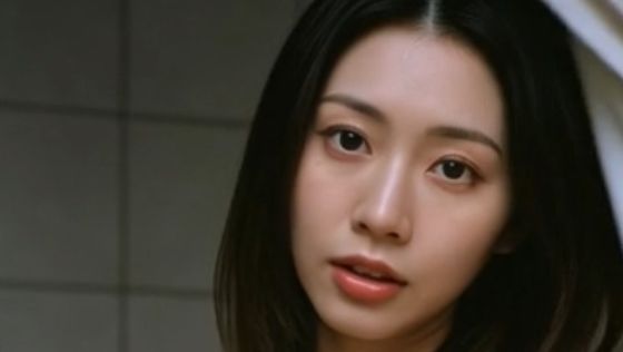 更衣室カーテンの向こうの巨乳お姉さん 画像1