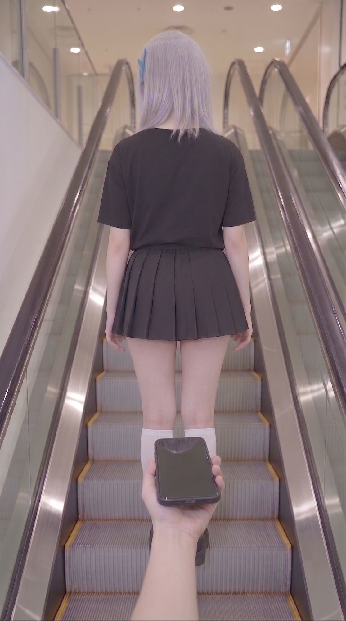 【前編】隙だらけな銀髪コスプレイヤーのパンチラ・ブラチラをカメコ視点で撮りまくる！【デジタルコミック風/AI写真集】 サンプル9