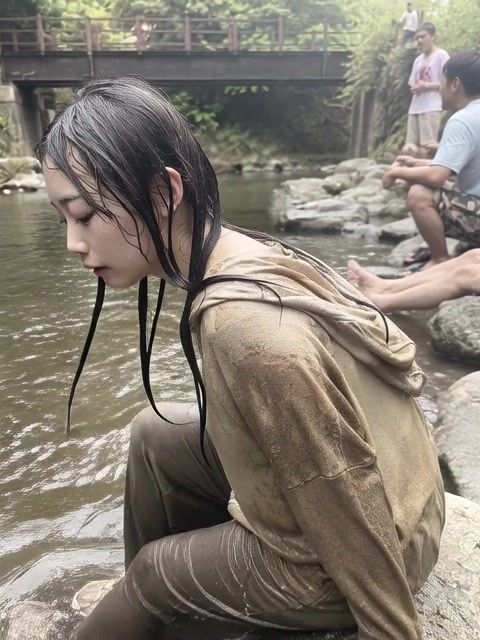【AI動画259本】着衣ずぶ濡れ WET COLLECTION Vol.1｜池・川で全身びしょ濡れ 画像3