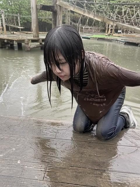 【AI動画259本】着衣ずぶ濡れ WET COLLECTION Vol.2｜池・川で全身びしょ濡れ サンプル5
