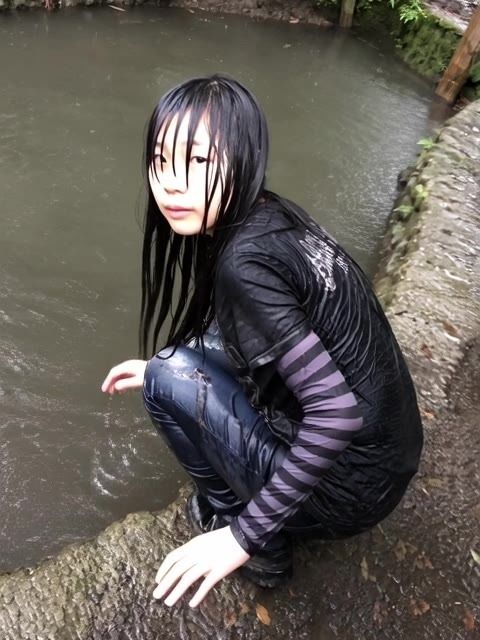 【AI動画259本】着衣ずぶ濡れ WET COLLECTION Vol.2｜池・川で全身びしょ濡れ サンプル10