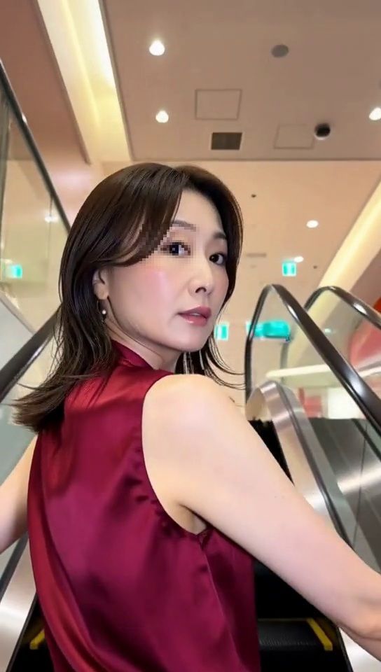 ［AI動画・スマホ特化］ エスカレータで見かけた淑女な奥様…やることやってるんだ…熟女編の作品画像 3