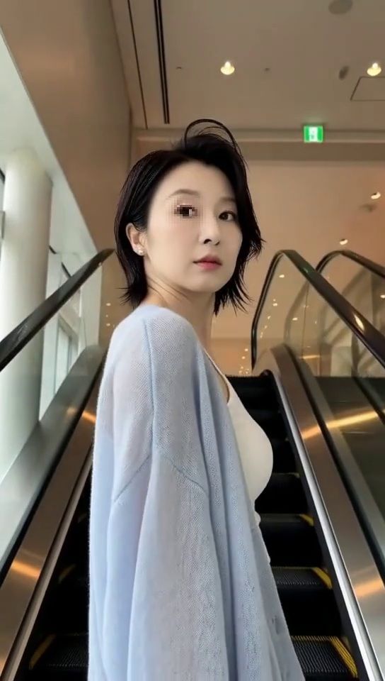［AI動画・スマホ特化］ エスカレータで見かけた淑女な奥様…やることやってるんだ…熟女編の作品画像 9