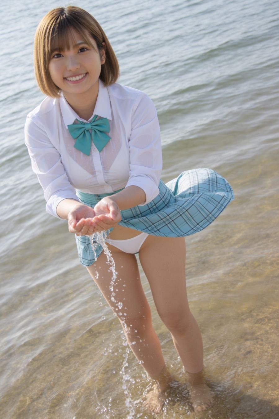 【グラビアデビュー作】白花可憐 1st写真集 〜制服と水着と…。ちょっとだけ大胆な私。〜 画像5