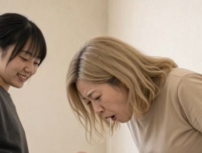 小悪魔年下女子の腹蹴り調教 靴下＆ストッキングで熟女を嘔吐させる1分10秒 画像3